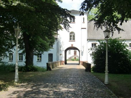 Moers-Holderberg : Lauersforter Straße, das Schloss Lauersfort befindet sich in Privatbesitz